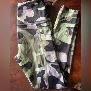 Zyia Camo Pocket Light n Tight Leggings 7/8 Length Size 2